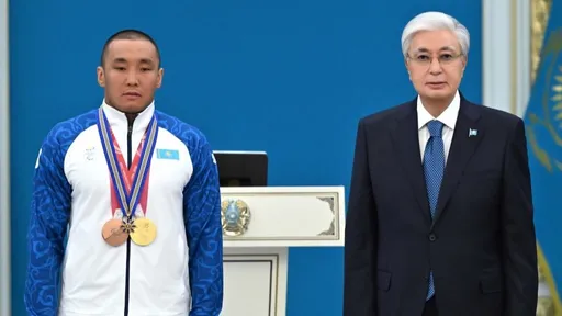 Токаев наградил паралимпийского чемпиона Ербола Хамитова