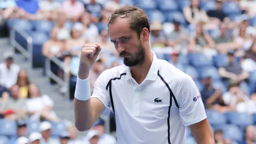 Восьмая ракетка мира Медведев начал US Open с победы в трех сетах