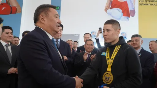 Асылкулову вручили квартиру после успеха на чемпионате Азии по боксу