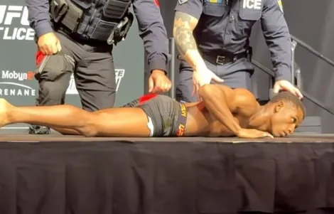 Боец UFC потерял сознание после взвешивания и был госпитализирован
