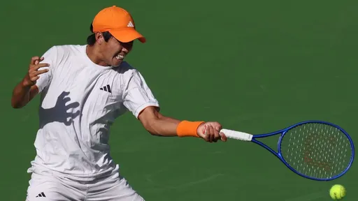 Ленер Тьен в пяти сетах обыграл Якуба Меншика и пробился в 1/8 финала US Open-2026