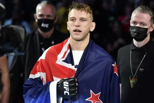 Боец UFC Дэн Хукер ответил на вызов Рафаэля Физиева
