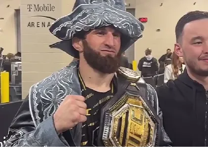 Фанат из Казахстана подарил Анкалаеву шапан после победы на UFC 313