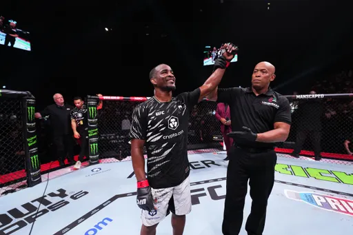 Джеф Нил одержал досрочную победу над экс-чемпионом UFC