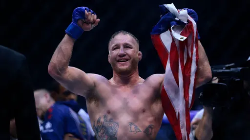 Джастин Гейджи досрочно победил Илию Топурию и впервые стал чемпионом UFC