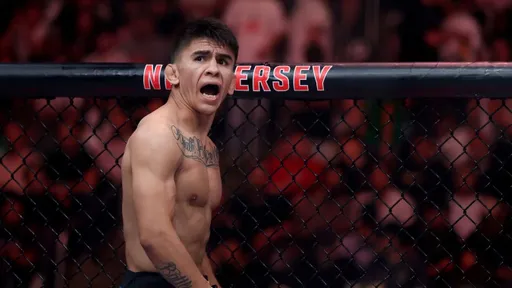 Марио Баутиста победил Кори Сэндхагена на турнире UFC 329