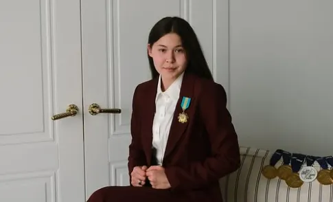 Чемпионка мира из Казахстана показала награду от Токаева