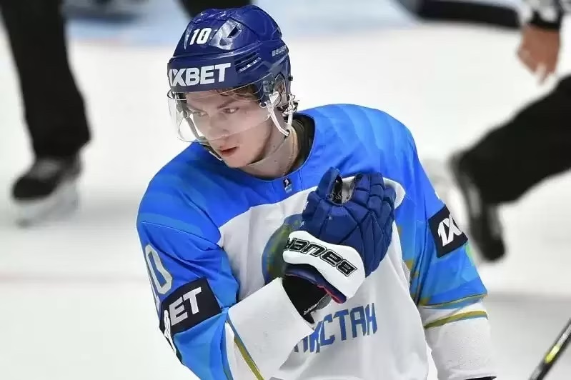 Хоккеисты сборной Казахстана Михайлис и Старченко стали лучшими игроками КХЛ на чемпионате мира