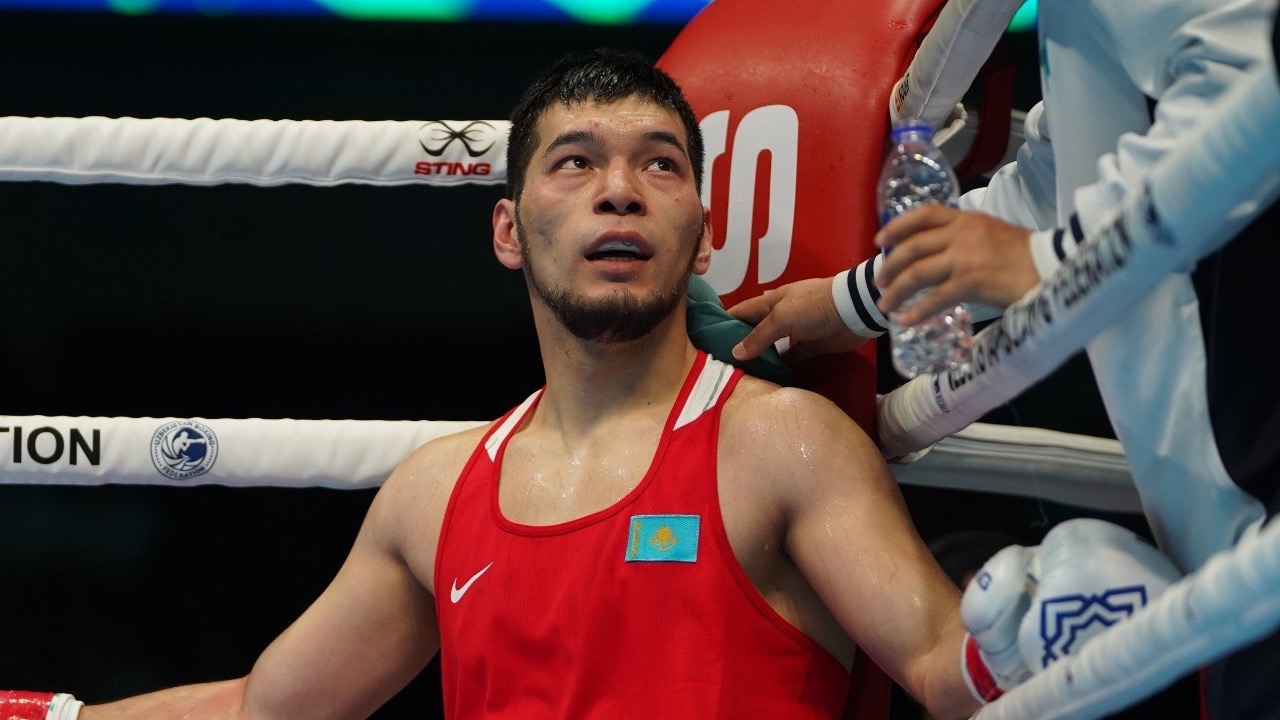 Разгромом закончился бой чемпиона мира по боксу из Казахстана