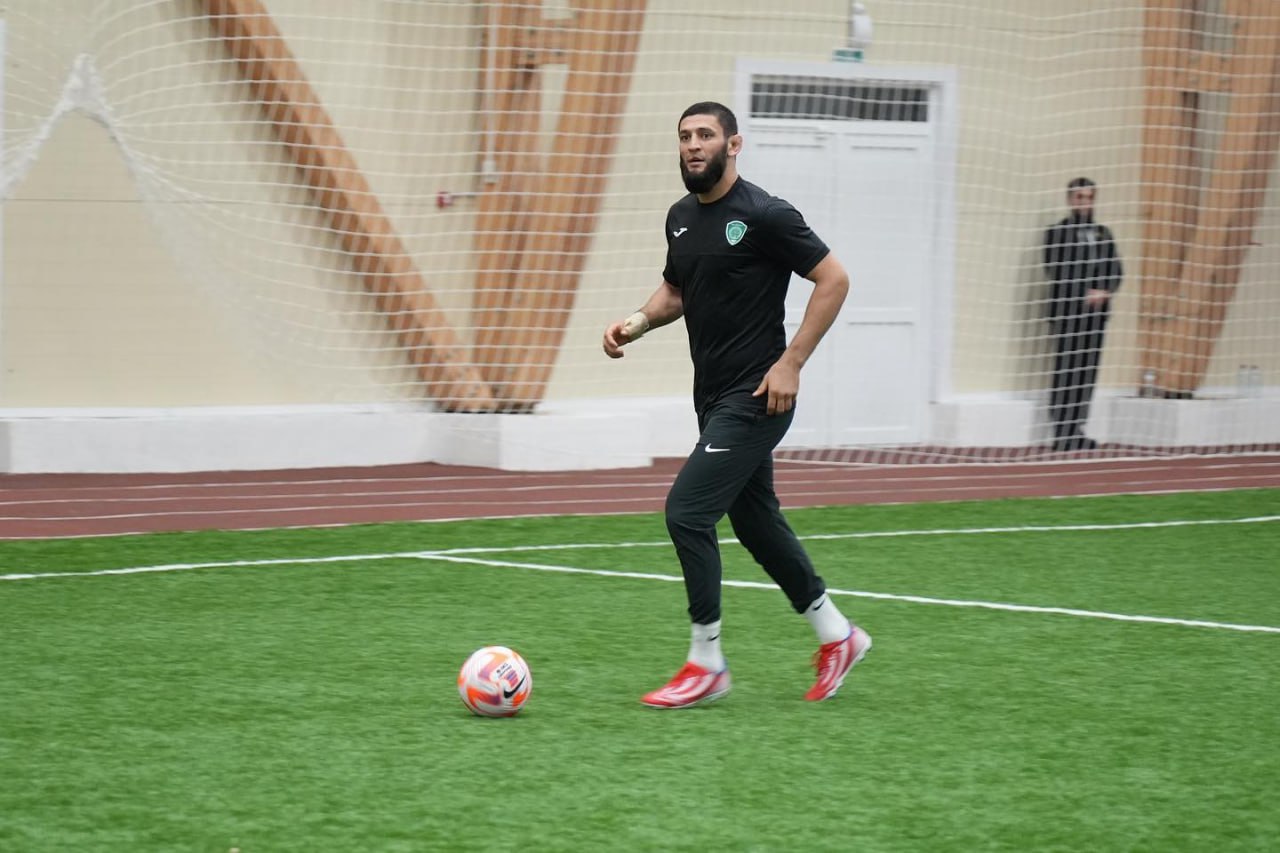 Чимаев намекнул, что может сыграть в футбол в составе команды «Ахмат»