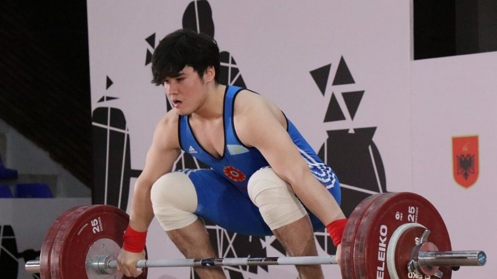 Казахстанец Нурдос Сабыр стал чемпионом мира по тяжелой атлетике среди юниоров