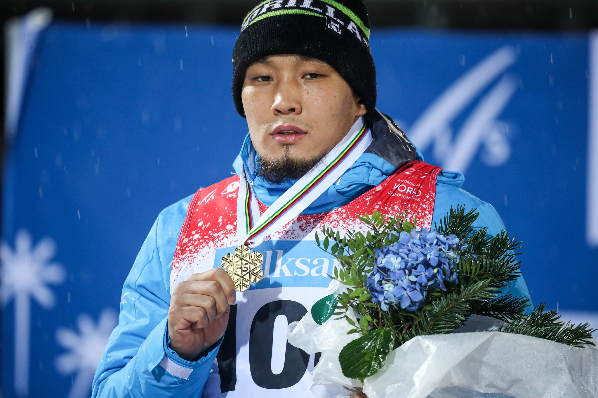 Триумф Хамитова: как казахский борец выиграл чемпионат мира по пара лыжным гонкам