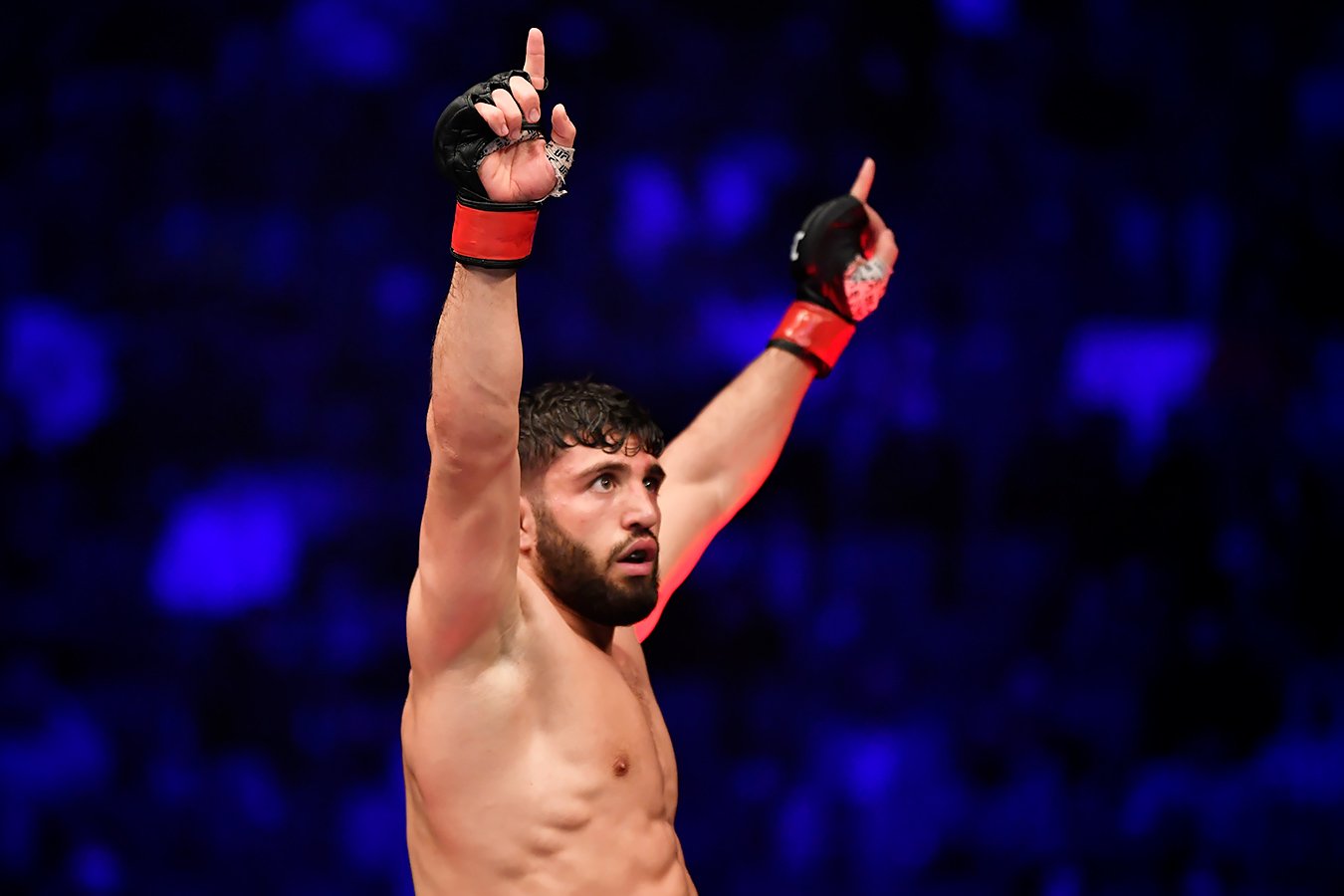 Царукяну заблокировали выплату за победу на UFC 300 из-за стычки с фанатом