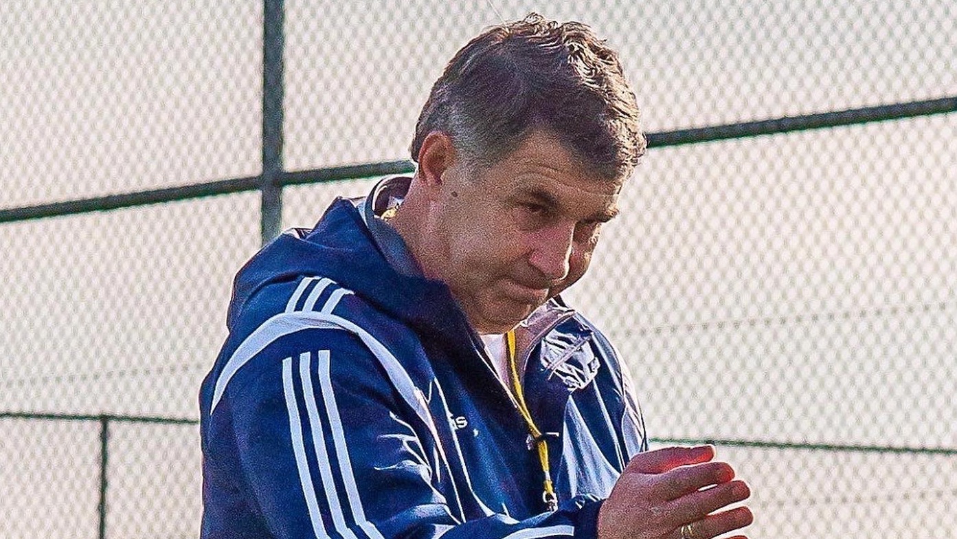 «Кайсар» опроверг информацию об уходе главного тренера Виктора Кумыкова