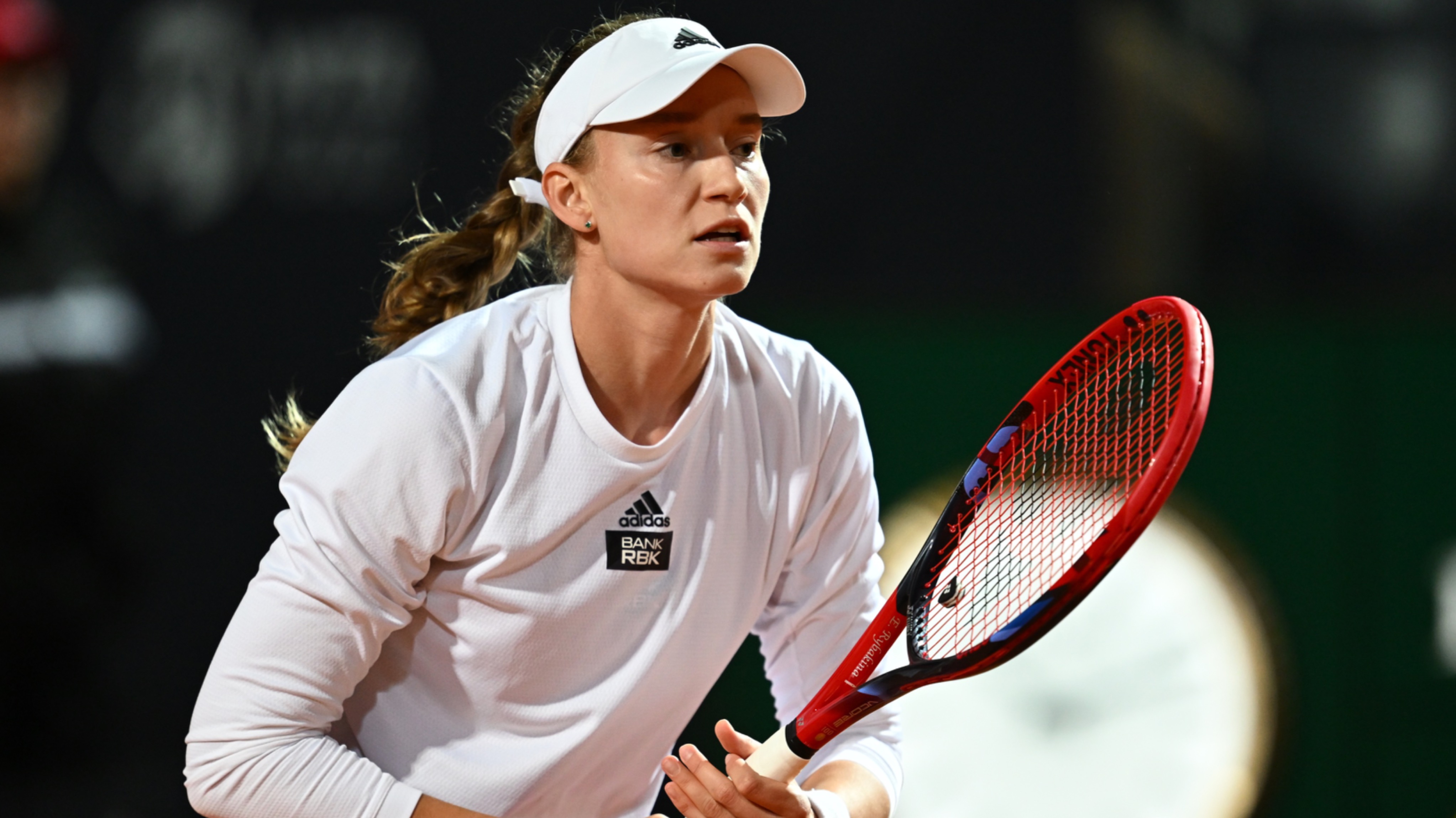 Теннисистка Елена Рыбакина выбила первую ракетку мира Свентек и вышла в полуфинал турнира в Риме