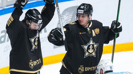 Казахстанский хоккеист Леонид Метельников отдал голевую передачу за российский «Адмирал» в товарищеском матче