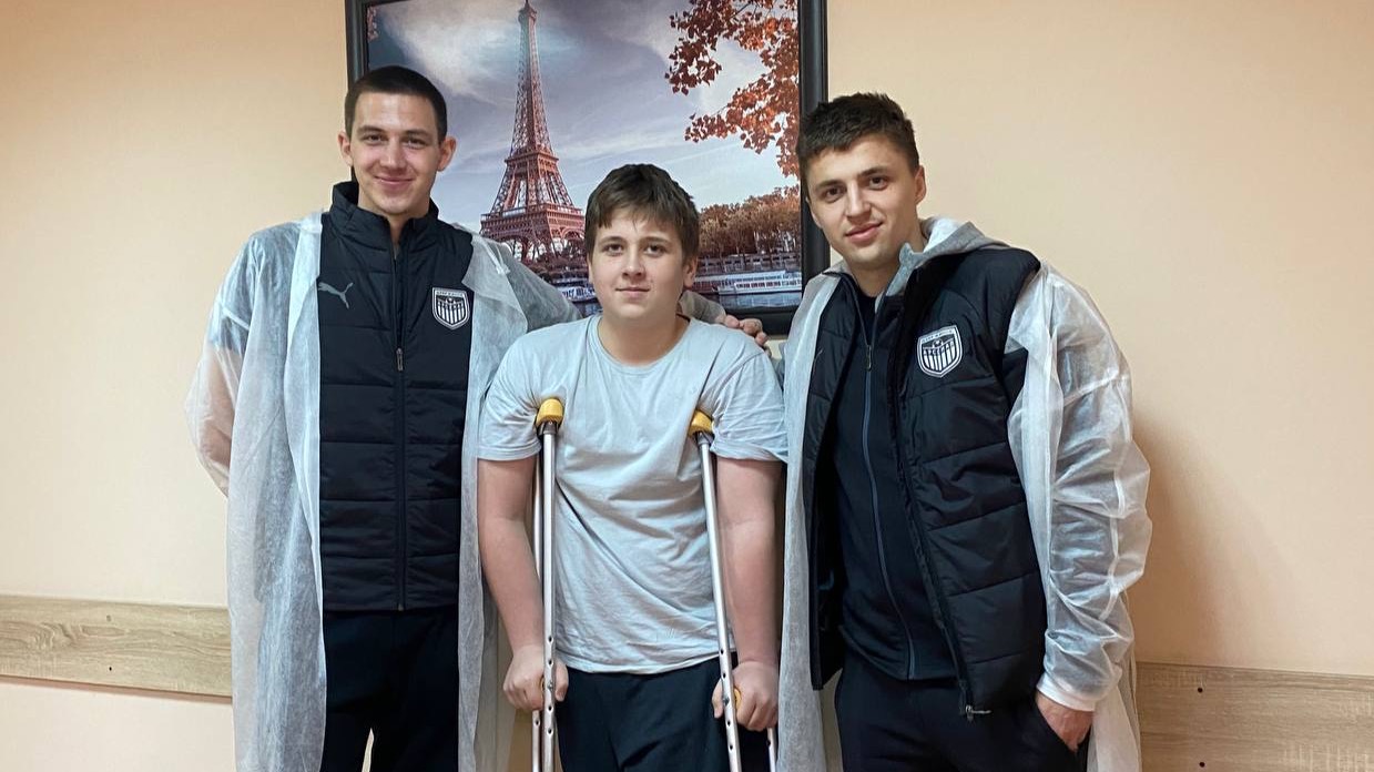 Казахстанский нападающий белорусского клуба Герасимов навестил болельщика в больнице