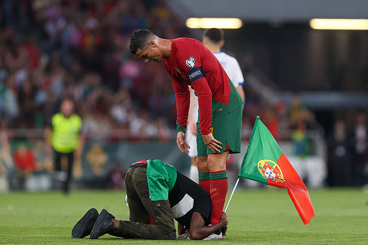 Фанат обнял Роналду и встал перед ним на колени, прервав игру Португалии с Боснией