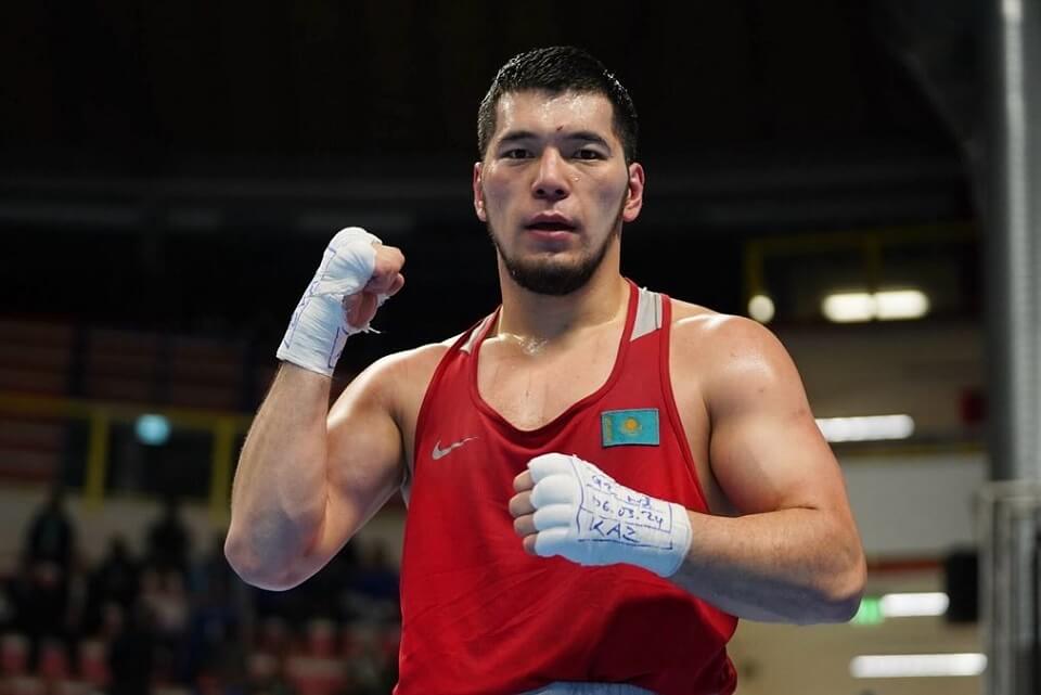 Айбек Оралбай отправил в нокдаун боксера из Азербайджана