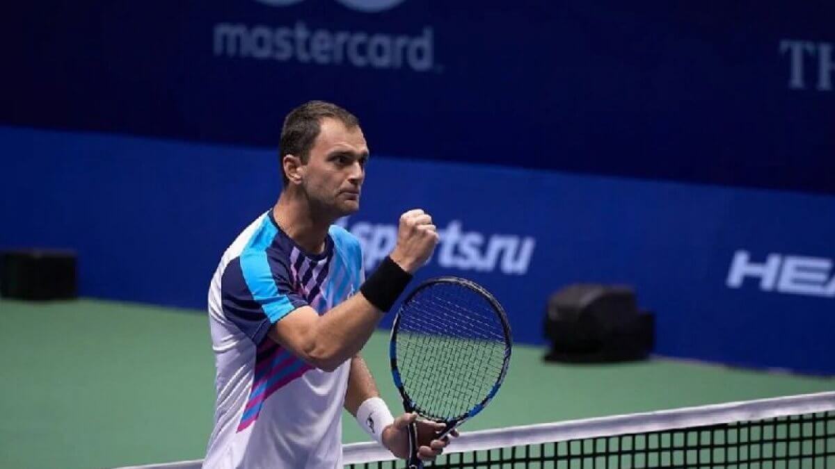 Казахстанский теннисист Александр Недовесов вышел в финал парного разряда турнира в Англии