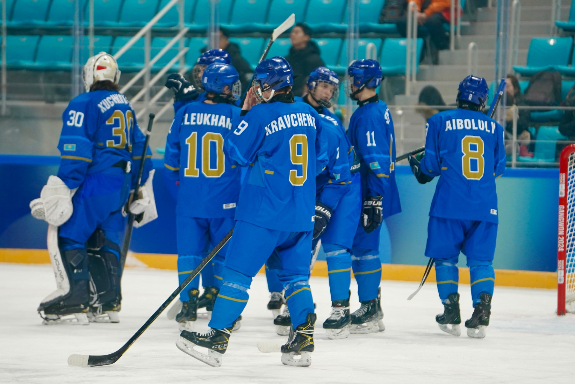 Юношеская сборная Казахстана по хоккею проиграла в полуфинале Олимпиады и сразится за бронзовые медали