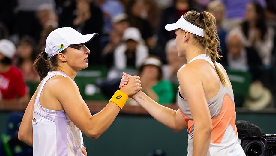 Первая ракетка мира Ига Свентек поддержала теннисистку Елену Рыбакину, которая раскритиковала WTA