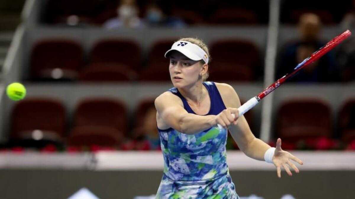 Теннисистка Елена Рыбакина проиграла Джессике Пегуле на старте итогового турнира
