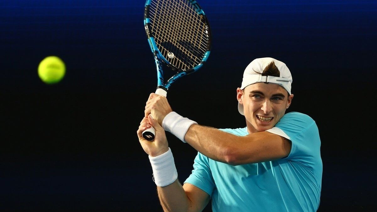 Казахстанский теннисист Скатов стартовал с победы в квалификации турнира в Португалии