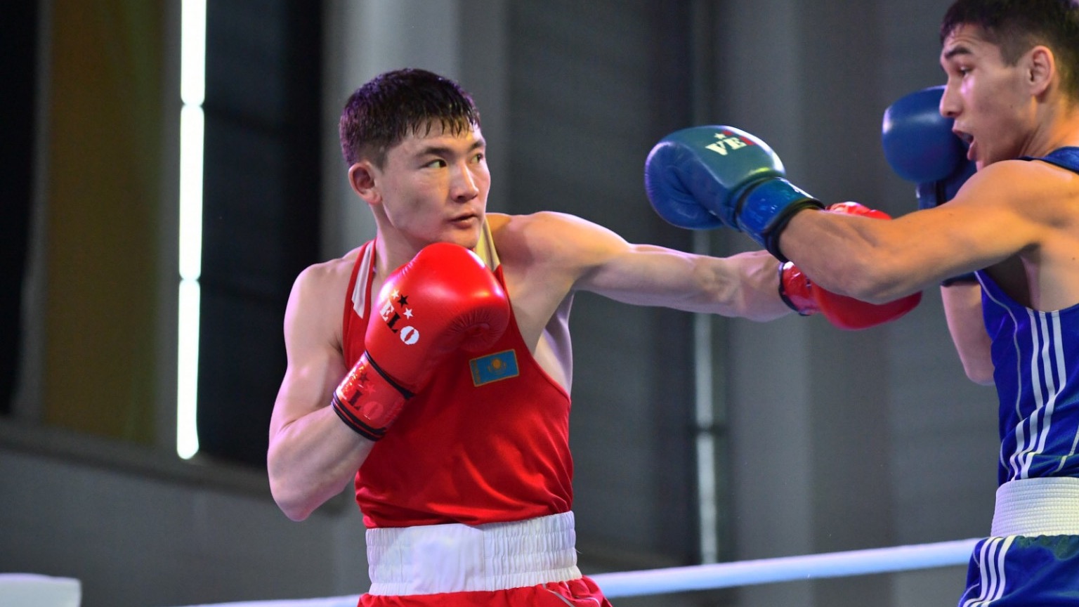 Казахстанский боксер Зейнуллинов победил Усмонова и вышел в четвертьфинал Азиады
