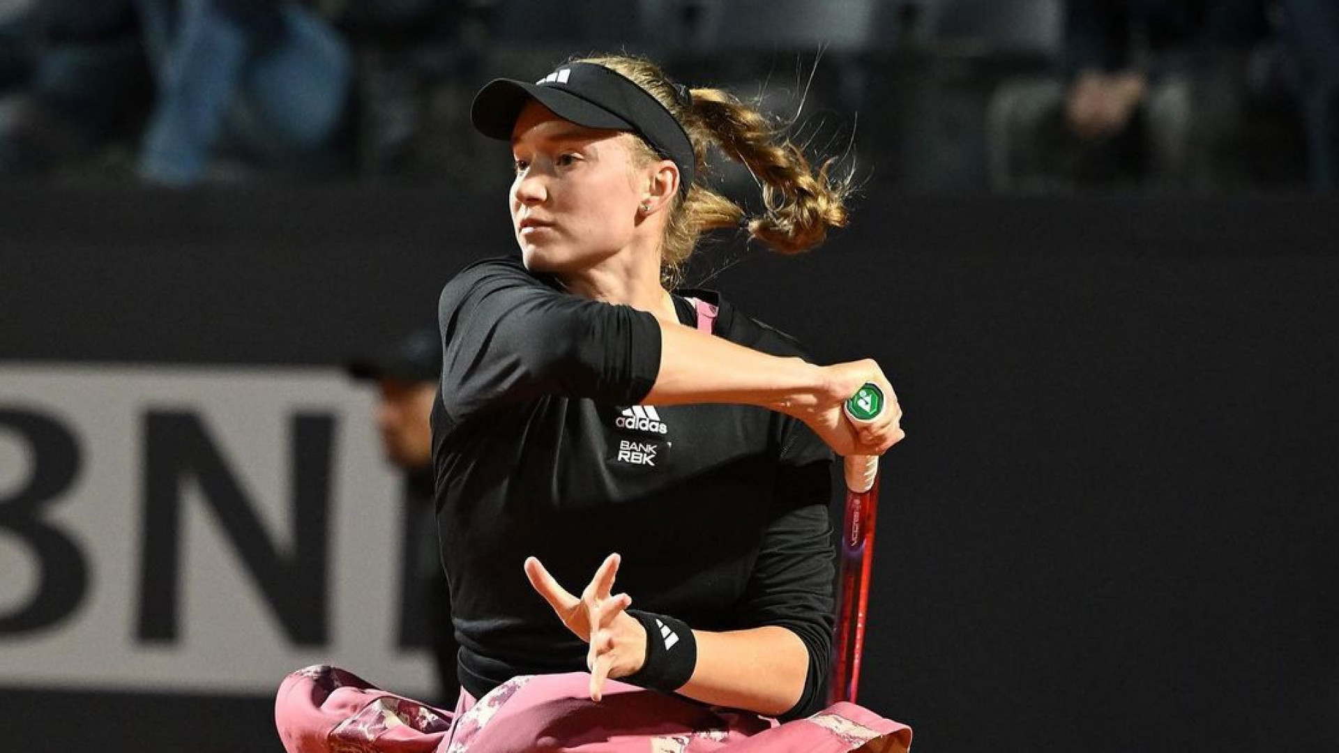Теннисистка Елена Рыбакина победила Калинскую и вышла в 1/8 финала турнира в Риме