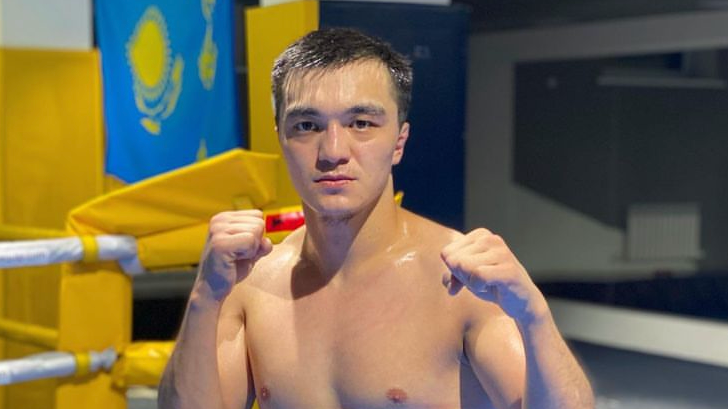 Казахстанский боец ММА Абылайхан Шаратов задушил соперника на турнире Naiza FC 55