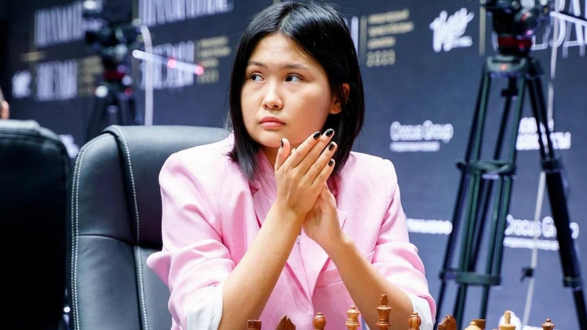 Шахматистка Бибисара Асаубаева показала завоеванный кубок Гран-при в Индии