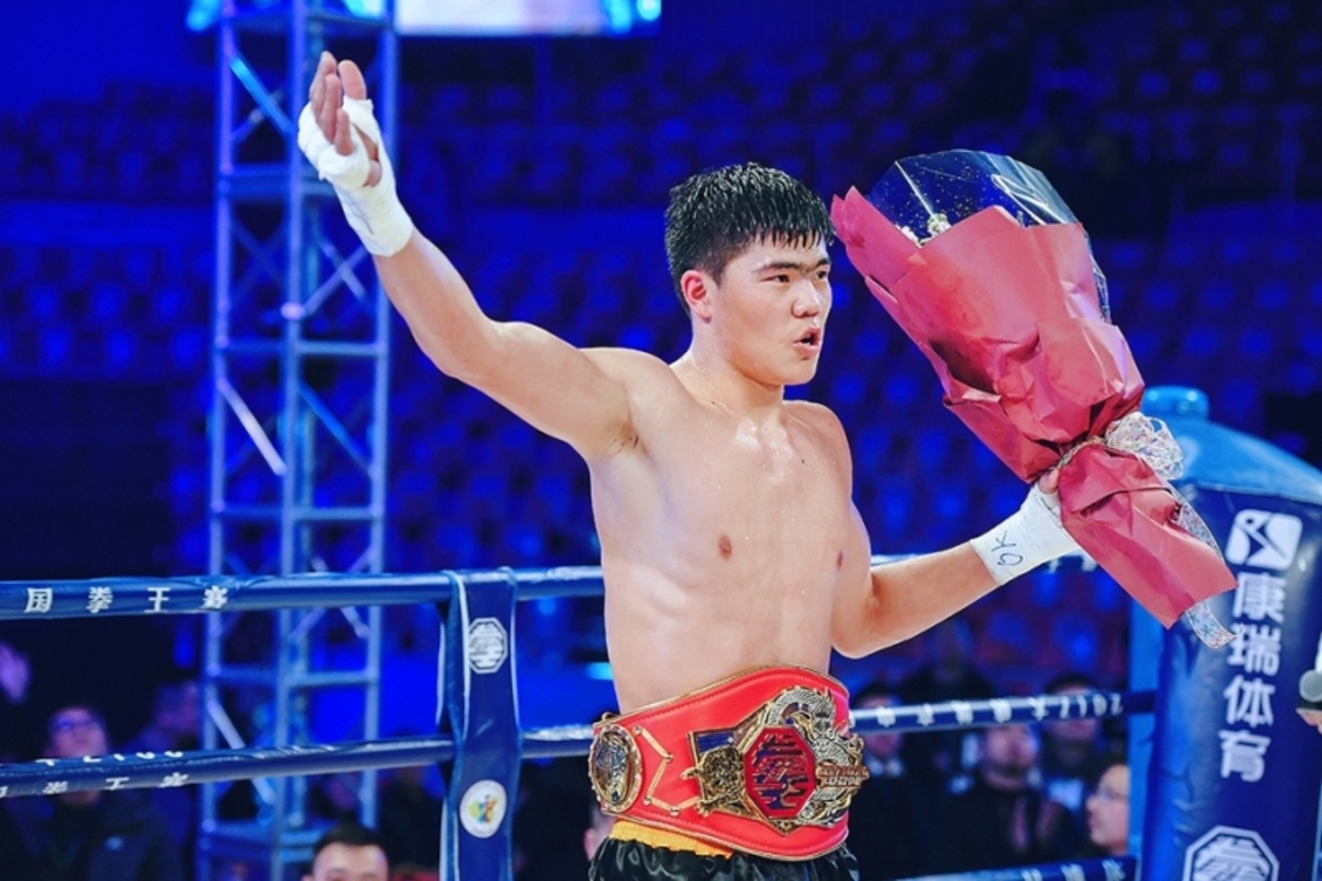 Казахскому боксеру с серебряной медалью на чемпионате мира подарили сертификат на 12 миллионов тенге