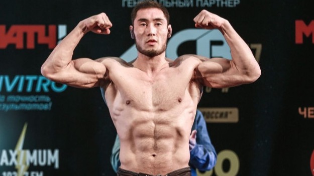 Казахстанский боец ММА Асылжан Бакытжанулы дебютирует в кулачных поединках