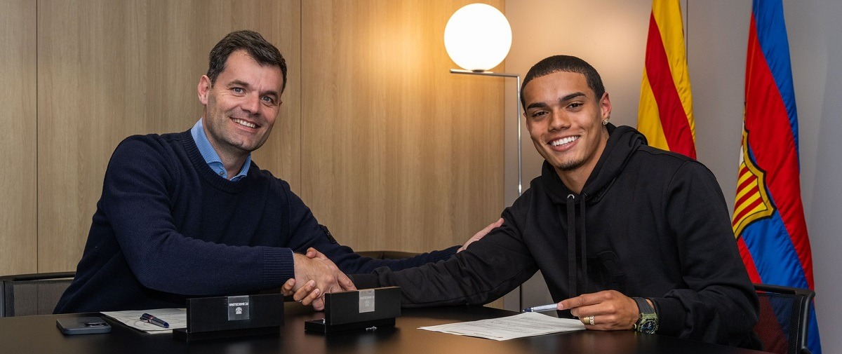 Сын Роналдиньо подписал контракт с «Барселоной»