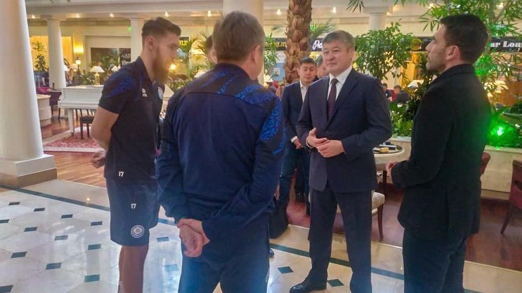 Попавший в скандал чиновник Даулет Турлыханов встретился с членами сборной Казахстана по футболу