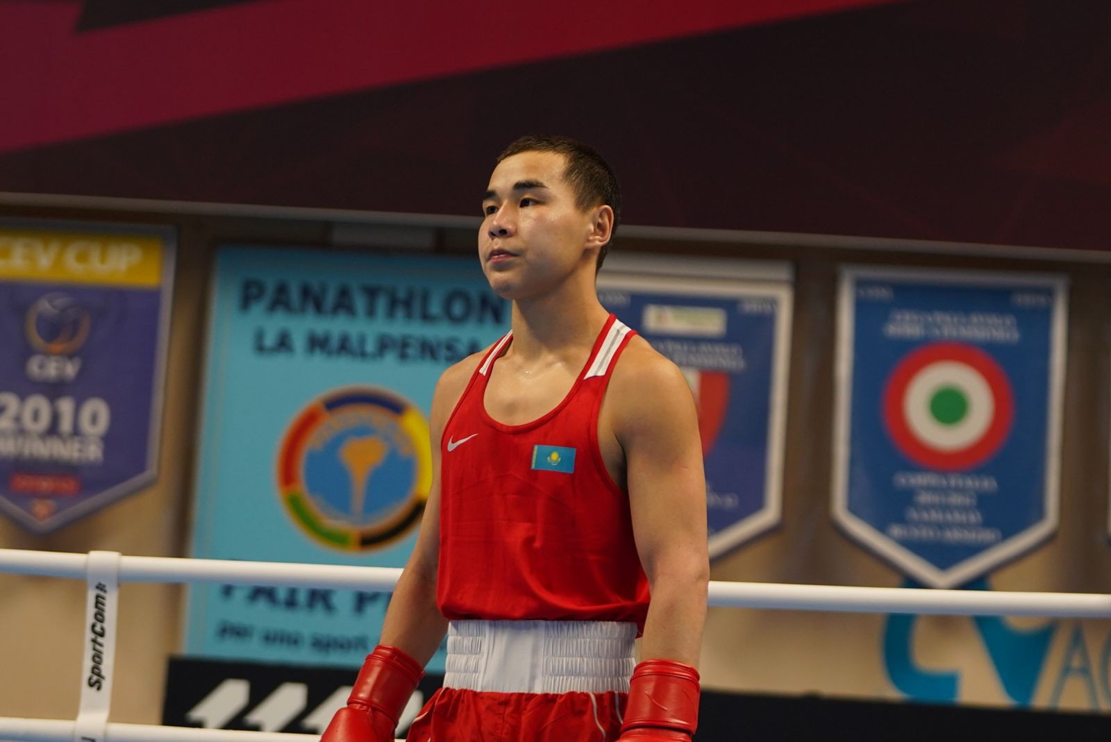 Казахстанский боксер Базарбайулы начал с победы олимпийского лицензионного турнира