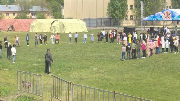 Стадион вблизи Алматы отдали под концерт: жильцы сеют газон, акимат отказывается от помощи КФФ