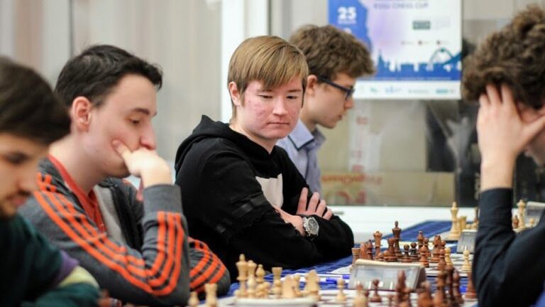 Казахстанец Алишер Сулейменов сенсационно обыграл лучшего шахматиста в мире