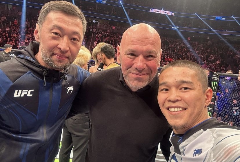 Казахстанский боец Асу Алмабаев получил экипировку от UFC