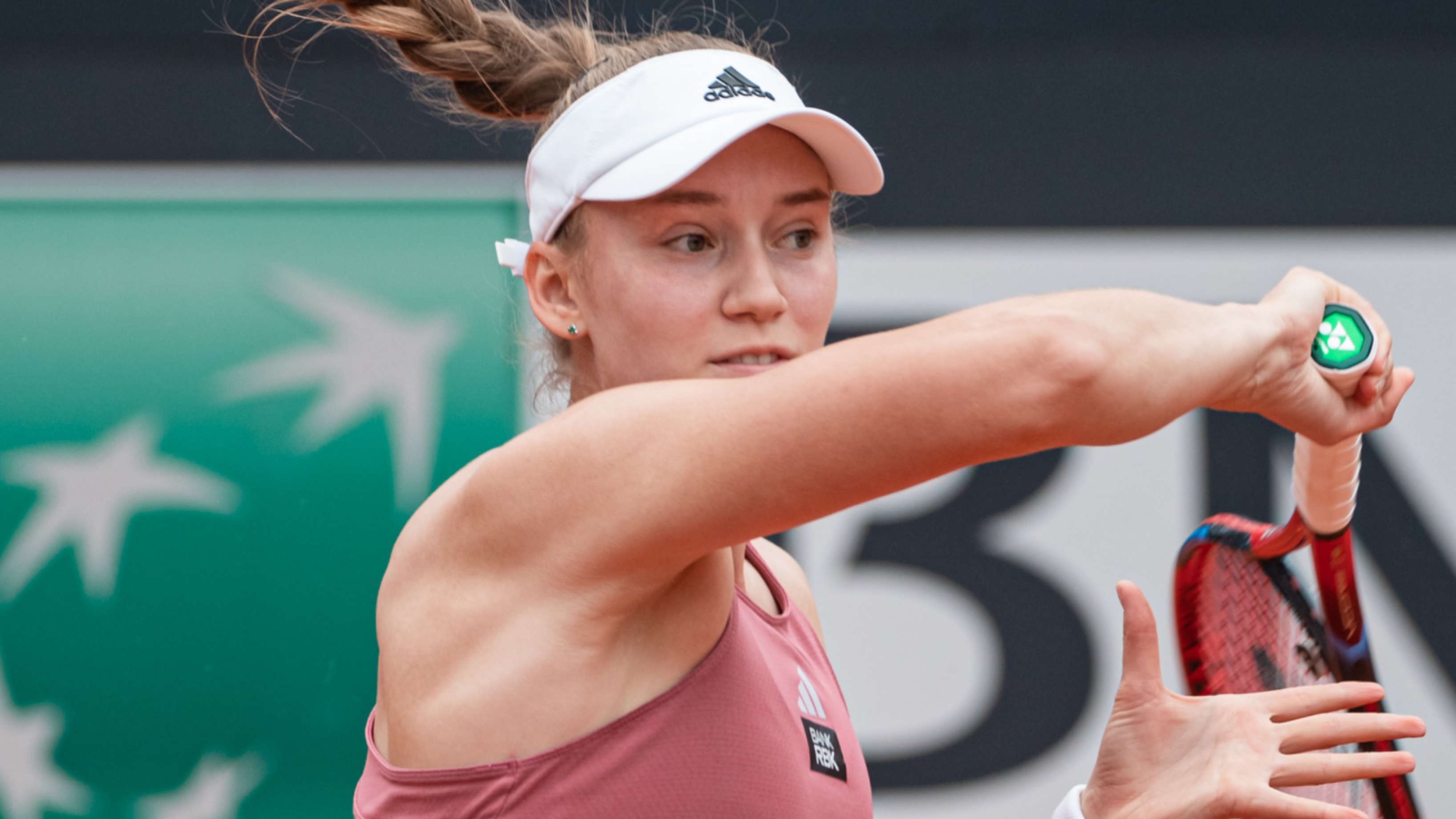 Теннисистка Елена Рыбакина победила Вондроушову и вышла в 1/4 финала турнира в Риме