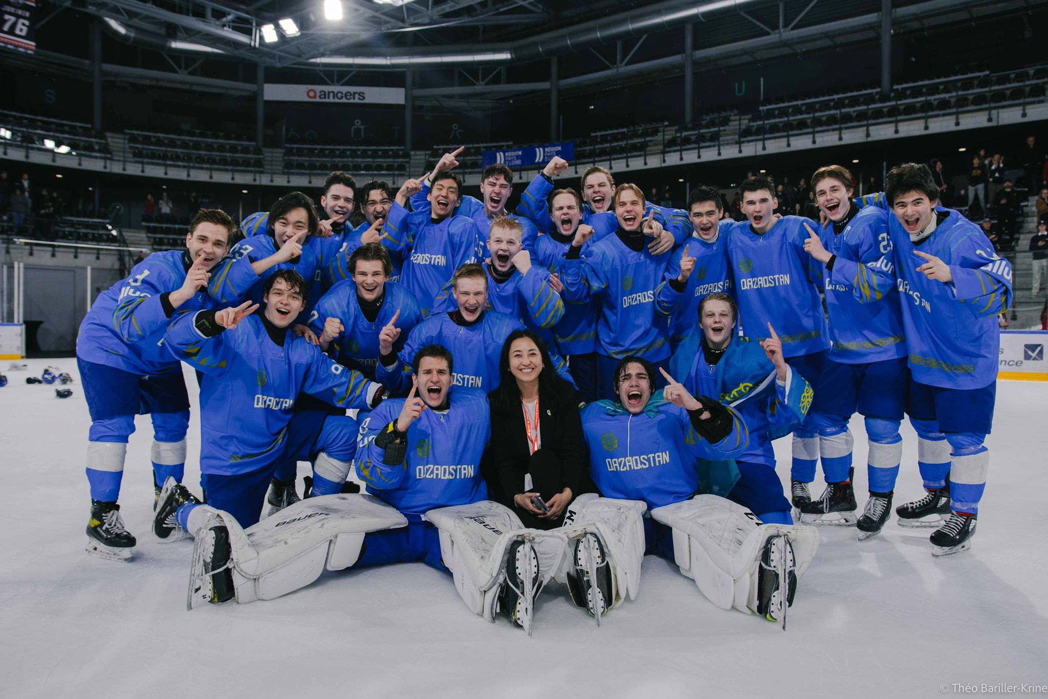 Юношеская сборная Казахстана разгромила Францию и вышла в элиту ЧМ по хоккею