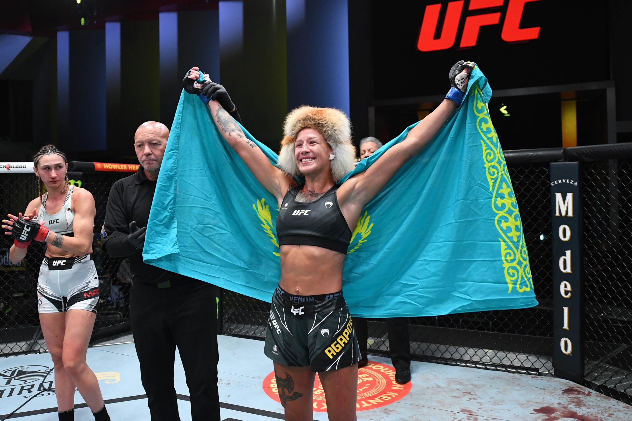 Казахстанская боец UFC Мария Агапова заявила, что ее возвращение в спорт откладывается из-за осложнений травмы
