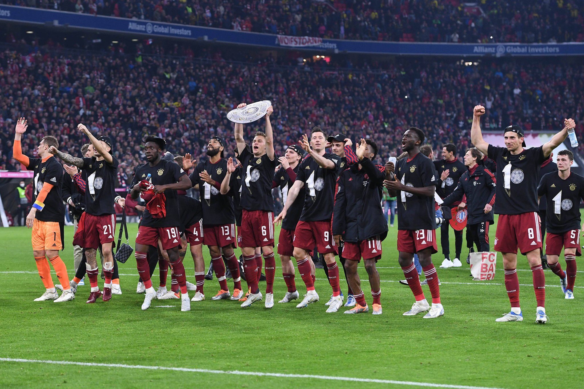 «Бавария» в десятый раз подряд стала чемпионом Германии и установила рекорд клубов топ-5 лиг