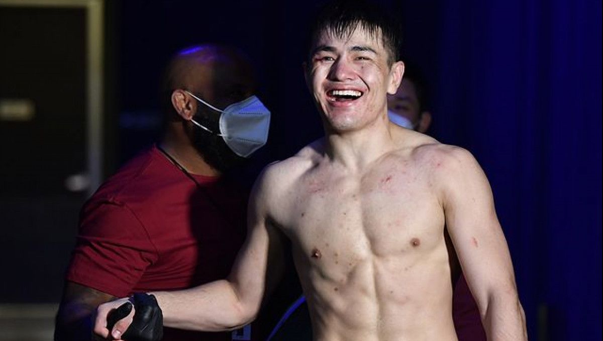 Казахский боец нокаутом выиграл дебютный бой в UFC