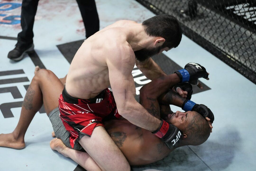 Махачев нокаутировал Грина и потребовал титульный бой, Царукян уничтожил Альвареса. Обзор турнира UFC Vegas 49