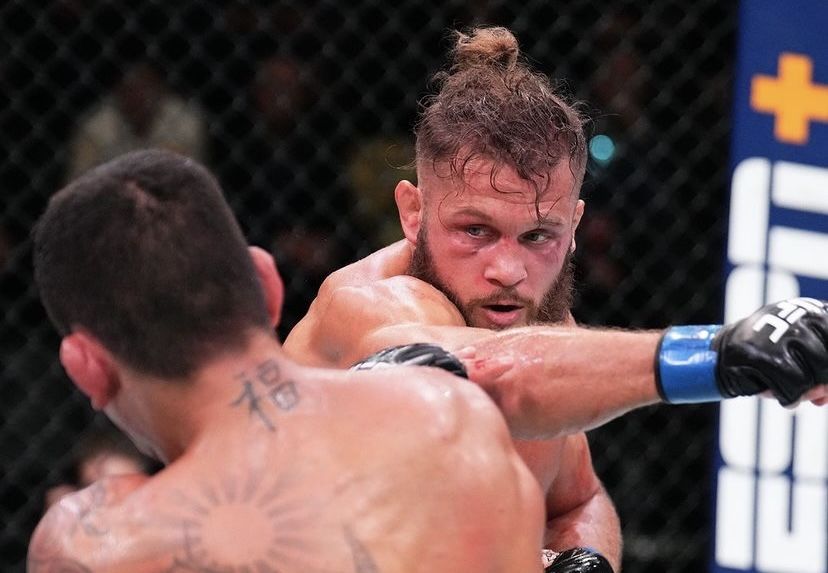 Уроженец Казахстана нокаутировал экс-чемпиона в главном бою на UFC