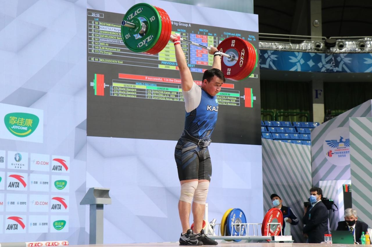Казахстанец стал серебряным призёром ЧМ по тяжелой атлетике
