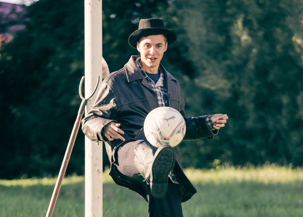 Защитник «Балтики» назвал игру «КАМАЗа» колхозной. Клуб наказал его фотосессией в поле в образе колхозника