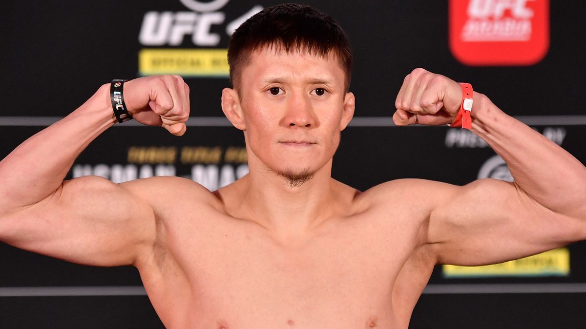 Казахстанский боец принял решение о своем будущем после скандального поражения в UFC